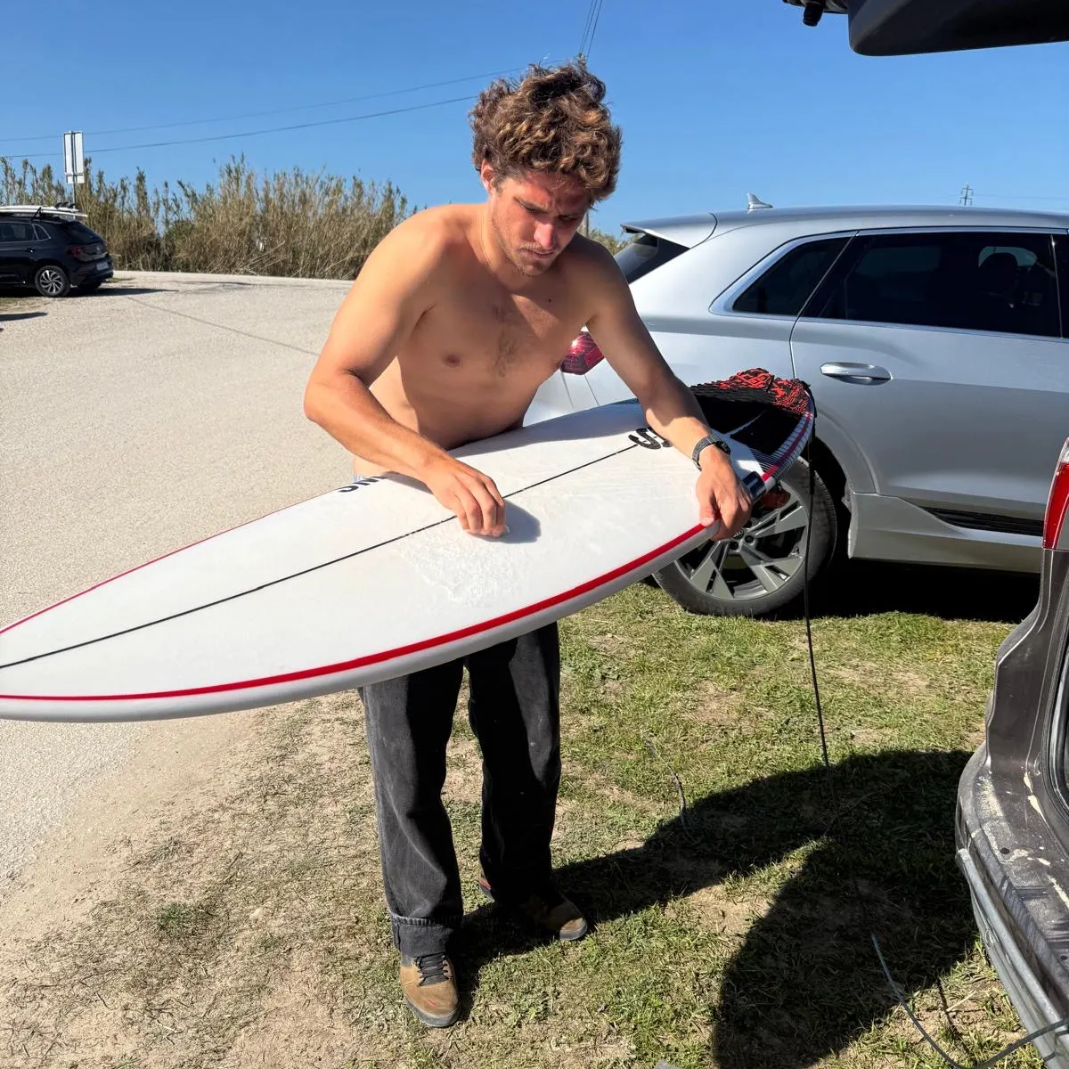 Filip Juszkiewicz before paddling out at Supertubos, Portugal