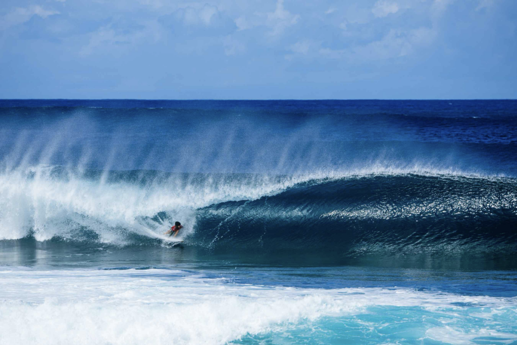 Caity Simmer podczas zawodów surfingu Lexus Pipeline Pro 2024